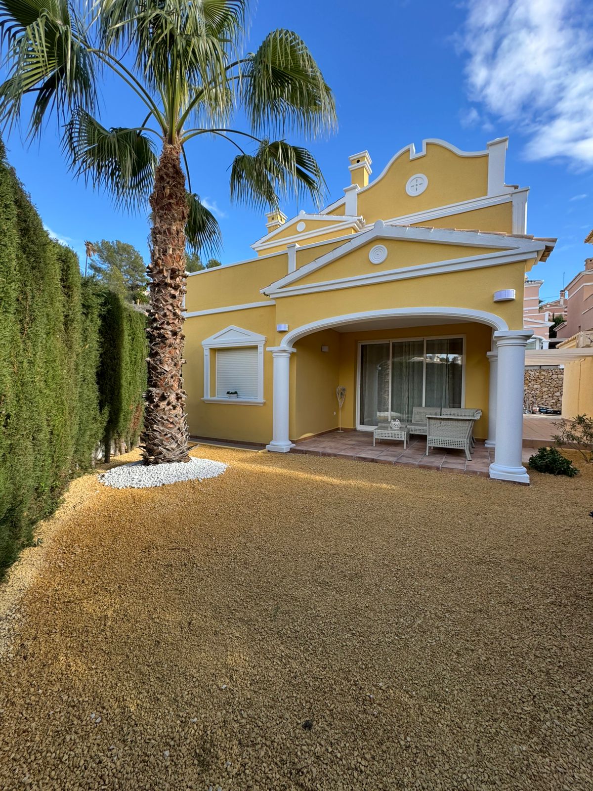 Villa de 3 dormitorios y 2 baños en la urbanización Cometa III de Calpe. Renovada en 2024 y se encuentra cerca del pueblo y la playa